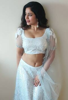 Poonam Bajwa pics: வெள்ளை நிற உடையில் கண்களை கொள்ளையடிக்கும் பூனம்..!