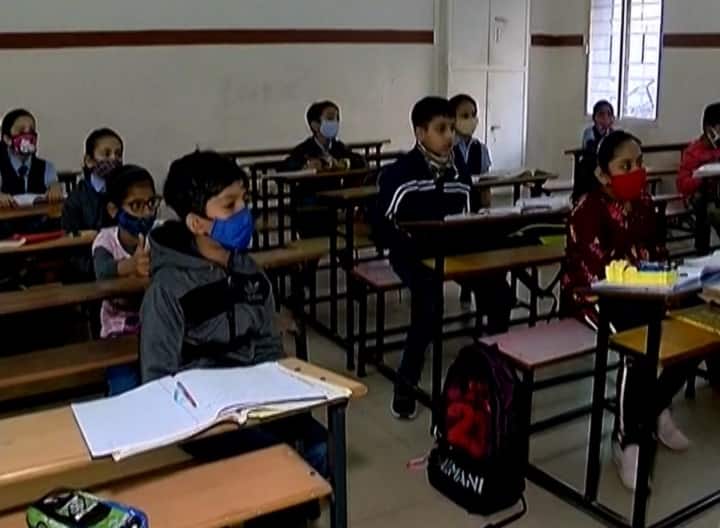 School Corona : three students found covid positive in Surat school ગુજરાતની સ્કૂલોમાં કોરોનાએ મચાવ્યો કહેરઃ હવે સુરતની સ્કૂલમાં 3 વિદ્યાર્થી આવ્યા સંક્રમિત