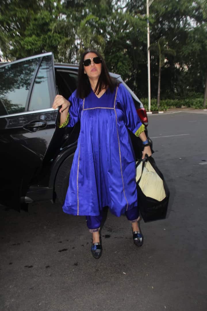 नेहा धूपिया के इस लुक में उनकी ब्लैक एसेसीरीज जान डाल रही है.