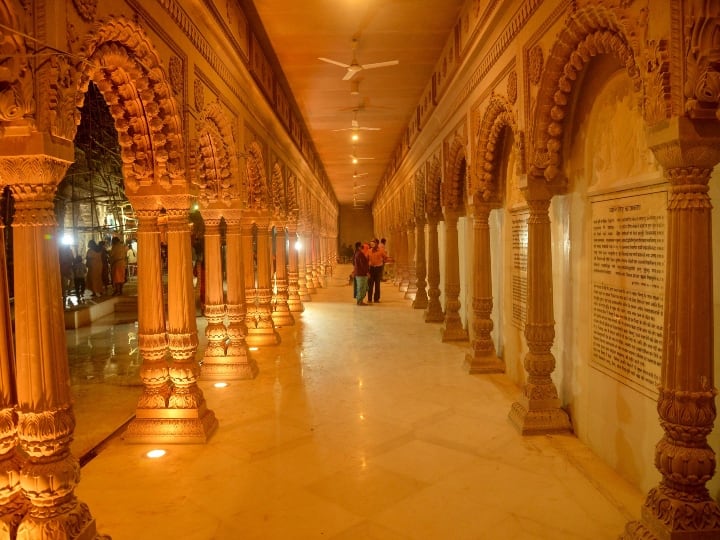 बीजेपी की ओर से इस प्रकार के आयोजन को आगामी विधानसभा चुनावों से जोड़कर देखा जा रहा है. उत्तर प्रदेश में अगले साल की शुरुआत में विधानसभा के चुनाव होने हैं. अयोध्या में जारी राम मंदिर निर्माण कार्य के बीच काशी विश्वनाथ मंदिर का नया स्वरूप विकास के अलावा बीजेपी के अपने एजेंडे के मुताबिक है.