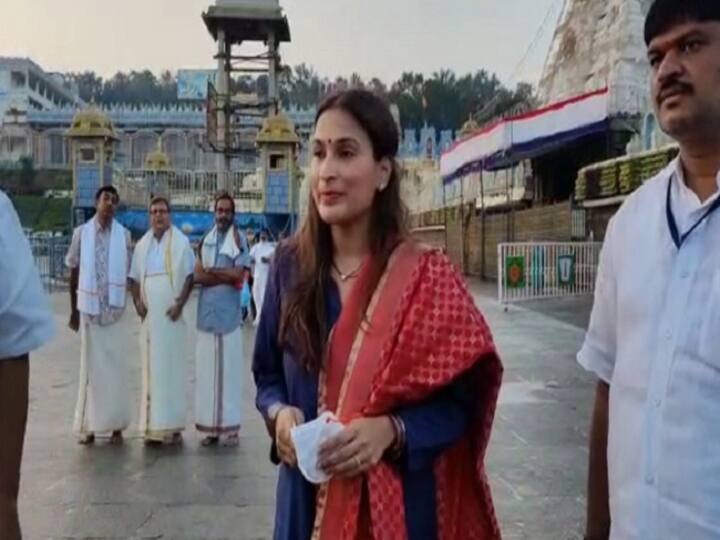 திருப்பதி ஏழுமலையானை தரிசித்த ஐஸ்வர்யா தனுஷ்! aiswarya dhanush went thirupathi temple for saami dharisanam! திருப்பதி ஏழுமலையானை தரிசித்த ஐஸ்வர்யா தனுஷ்!
