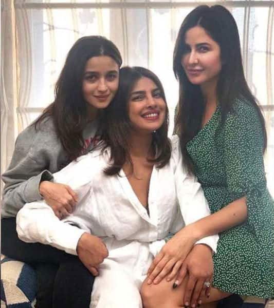 जल्द ही दोनों जी ले ज़रा फिल्म में साथ नजर आने वाली हैं जिसमें प्रियंका चोपड़ा भी होंगीं. रोड ट्रिप पर बेस्ड ये फिल्म भी तीनों की दोस्ती पर ही आधारित है. लेकिन लगता है रणबीर कपूर से आलिया भट्ट का रिश्ता कैटरीना और आलिया की दोस्ती पर भारी पड़ रहा है. (फोटो – सोशल मीडिया)