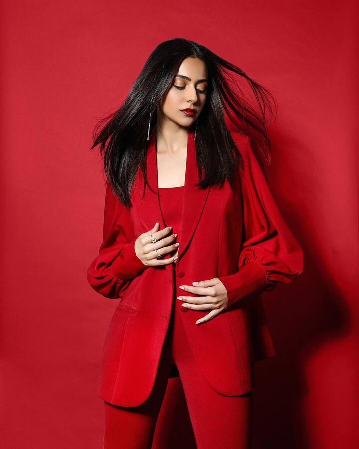 रकुल प्रीत सिंह हर ड्रेस में ग्लैमरस लगती हैं. रकुल सोशल मीडिया पर काफी एक्टिव रहती हैं और हर तरह के आउटफिट में अदाएं दिखाती हुई पोज करती हैं.