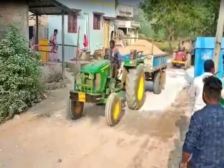Kadapa district sand excavation starts in cheyyeru river nandaluru villager stopped sand tractors Kadapa: ఇసుక లారీలను అడ్డుకున్న నందలూరు గ్రామస్తులు... ఇసుక మాఫియా కోసం ప్రజల ప్రాణాలు పణంగా పెట్టారని ఆరోపణ