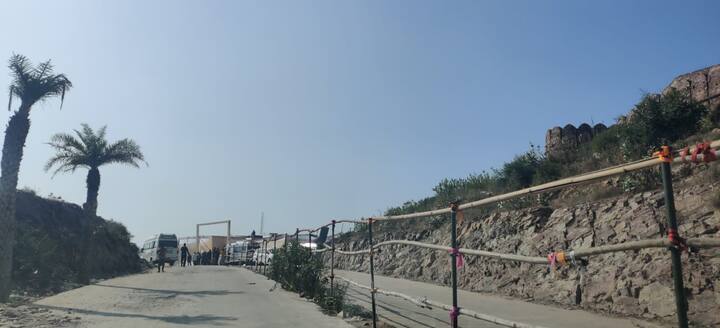 कतरिना कैफ आणि विकी कौशलसह बॉलिवूडला वेडिंग फिव्हर चढला असून, राजस्थानमधील सवाई माधोपूर येथील फोर्ट बरवारा येथील सिक्स सेन्सेस रिसॉर्टमध्ये लग्न करणार आहे.