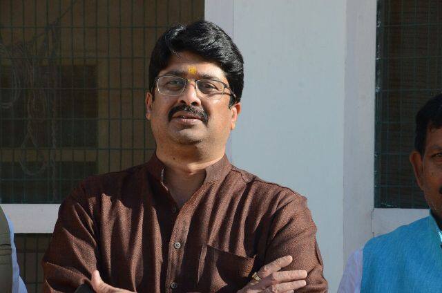अब राजा भैया ने कहा है कि उत्तर प्रदेश में होने वाले विधानसभा चुनाव में उनकी पार्टी सौ से अधिक सीटों पर अपने प्रत्याशी उतारकर मजबूती से चुनाव लड़ेगी, लेकिन राज्य के मुख्यमंत्री योगी आदित्यनाथ के खिलाफ प्रत्याशी नहीं उतारा जाएगा.