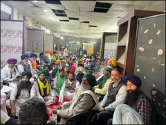 Farmers Protest: इस शर्त पर किसानों की मांग मानने को तैयार है सरकार, केंद्र के प्रस्ताव पर SKM की बैठक, जानें क्या हुआ