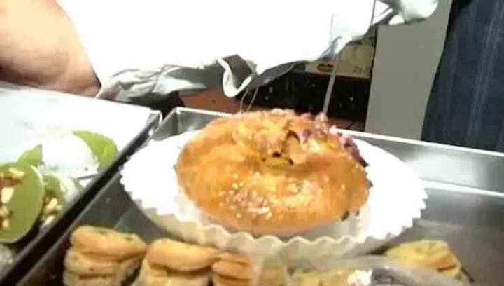 તેમણે કહ્યું કે આ મીઠાઇઓ સિવાય ખમણ ઢોકળા,  દાળ કચોરી, મગ  અને ગાજરનો હલવો સામેલ છે