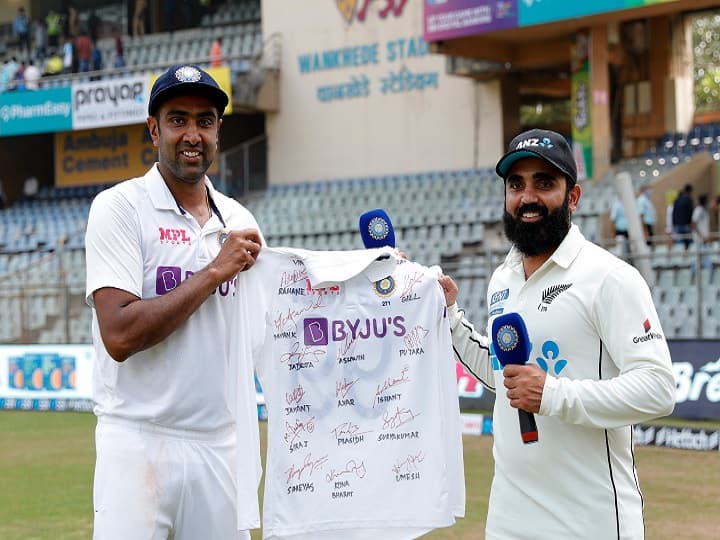 IND vs NZ Team India gifted Jersey of autographs to New Zealand's Spinner Ajaz Patel who took all 10 wickets in the second test BCCI shared photos IND vs NZ: एक पारी में 10 विकेट लेकर इतिहास रचने वाले Ajaz Patel को टीम इंडिया ने दिया खास 'तोहफा', देखें तस्वीरें 