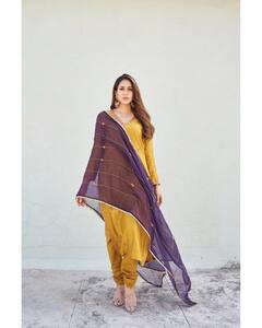 Lavanya Tripathi: ట్రెడిషనల్ గెటప్ లో 'అందాల రాక్షసి'.. క్లాసీ లుక్ తో కట్టిపడేస్తుంది..