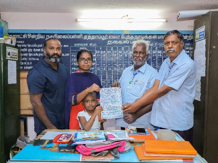 சேலம் : எட்டு ஆண்டுகளுக்குப் பின்பு அரசுப்பள்ளியில் நிகழ்ந்த மாற்றம்.. தமிழ்வழிக் கல்வியில் சேர்ந்த மாணவி..