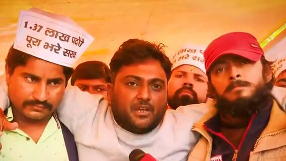 यूपी में शिक्षकों की भर्ती लटकाने वाली सरकार के खिलाफ घंटी बजाओ