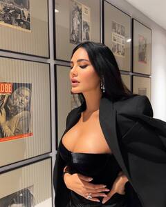 Esha Gupta Hot Photos: ఏక్ బార్... ఏక్ బార్... అందాల అప్స‌ర‌సపై లుక్ మార్‌!