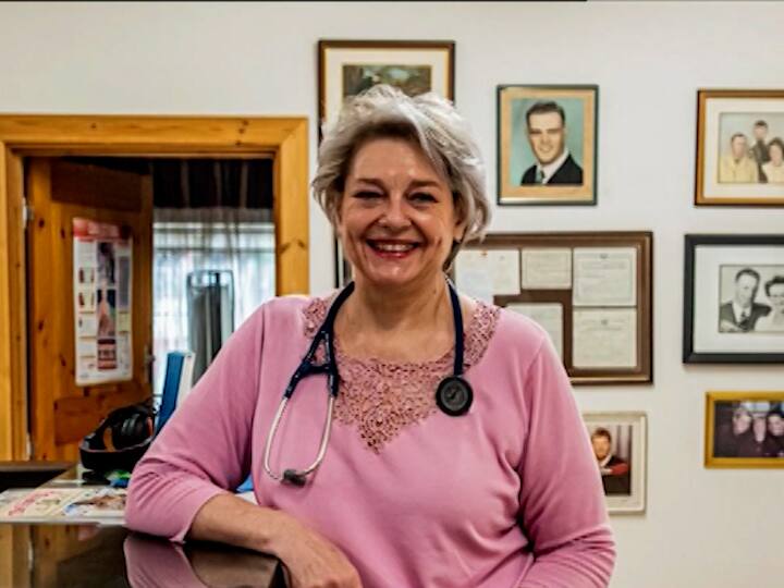 Omicron causing mild disease few hospitalisations says doctor Angelique Coetzee who tracked variant first Omicron : ओमायक्रॉन जीवघेणा नाही, सौम्य लक्षणं आणि रुग्णांचं प्रमाणही कमी; ओमायक्रॉनचा शोध लावणाऱ्या आफ्रिकेतील डॉक्टरांचं मत