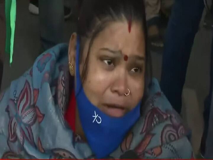 patient cry safdarjung hospital Amid junior doctors went on stike in delhi over NEET PG Counselling Doctor's Strike से मरीज हलकान, इलाज कराने आई महिला का सफदरजंग अस्पताल में रोते हुए छलका दर्द