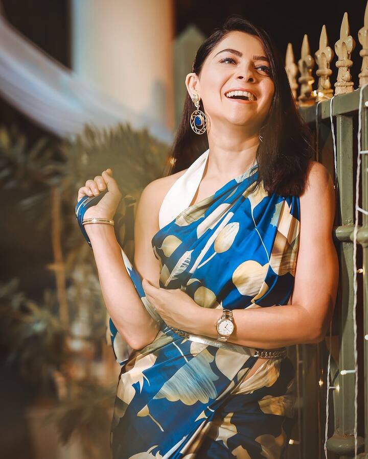 सोनालीचे लुक मधले फोटो नेहमीच आपल्या समोर येत असतात.(photo : instagram @sonalee18588)