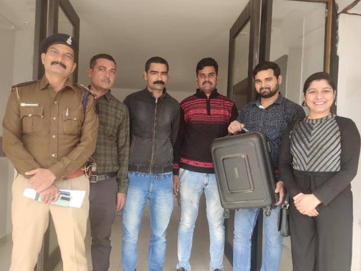 Police returns jewellery to couple in Durg ANN Durg News: पुलिस की तत्परता से दंपति को वापस मिले लाखों के जेवरात, बैग लेकर ऑटो चालक हुआ था फरार 