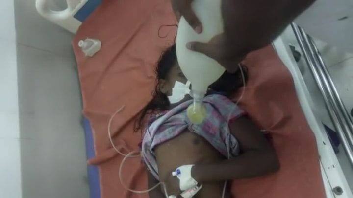 Government doctors resuscitate a girl who was electrocuted and had a heart attack. மின்சாரம் தாக்கி இதயதுடிப்பு நின்ற சிறுமிக்கு மீண்டும் உயிர்கொடுத்த அரசு மருத்துவர்கள்