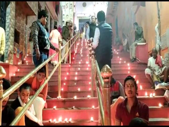 Ayodhya News: हनुमान गढ़ी में मना शौर्य दिवस, सीढ़ियों पर जलाए गए 1100 दीपक