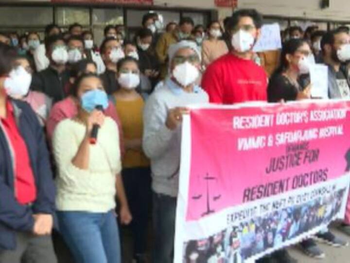 Delhi Doctors Strike second day of resident doctors strike in Delhi ANN Delhi Doctors Strike: दिल्ली में डॉक्टरों की हड़ताल का आज दूसरा दिन, अस्पताल से लौटते दिखे मरीज