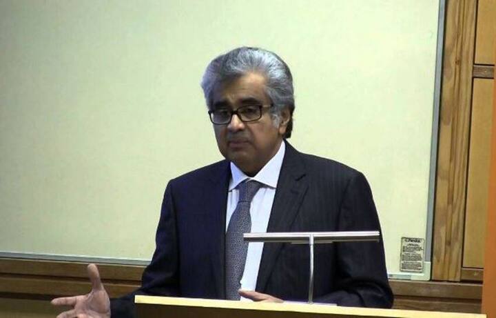 हरीश साल्वे देश के जाने माने वकील हैं. उनका नाम देश के सबसे बड़े वकील के तौर पर भी लिया जाता है. बात हरीश साल्वे की फीस की करें तो मीडिया रिपोर्ट्स के मुताबिक वह प्रति सुनवाई 6 से 15 लाख रुपये लेते हैं.