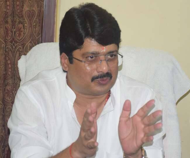 राजा भैया ने 2017 के विधानसभा चुनाव में बीजेपी के जानकी शरण को 1 लाख 3 हजार 647 वोट के अंतर से हराया था. राजा भैया को 1 लाख 36 हजार 597 और जानकी शरण को 32 हजार 950 वोट मिले थे. यह जीत उत्तर प्रदेश के विधानसभा में सबसे अधिक वोटों के अंतर से हुई जीतों में दूसरे नंबर पर थी.
