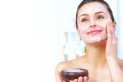 Natural Face Cleanser: શિયાળામાં ચહેરાની શુષ્ક ત્વચાની સમસ્યામાં આ નેચરલ ક્લીંઝરનો કરો ઉપયોગ, બનશે મુલાયમ સ્કિન