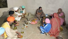 ਮੁੱਖ ਮੰਤਰੀ ਚੰਨੀ ਨੇ ਛੋਟੇ ਕਿਸਾਨਾਂ ਦੀਆਂ ਮੁਸ਼ਕਿਲਾਂ ਸੁਣਨ ਲਈ ਸਰਹੱਦੀ ਪਿੰਡ ਖੁਆਲੀ ਦਾ ਕੀਤਾ ਦੌਰਾ, ਦੇਖੋ ਤਸਵੀਰਾਂ