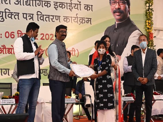 Jharkhand: रांची के ओरमांझी में 4 कपड़ा उत्पादक कंपनियां शुरू, 2000 लोगों को मिला रोजगार Jharkhand: रांची के ओरमांझी में 4 कपड़ा उत्पादक कंपनियां शुरू, 2000 लोगों को मिला रोजगार