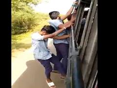 பேருந்தில் ஆபத்தான பயணம் செய்த பள்ளி மாணவர்கள்.. வருண்குமார் எஸ்.பி அளித்த தகவல் என்ன?