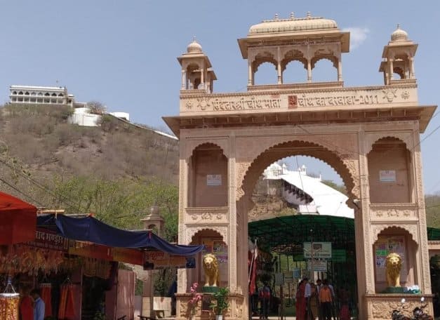 इस छोटे से कस्बे में एक बहुत ही प्राचीन करीब 700 वर्ष पुराना देवी का मंदिर है जिसे चौथ माता कहते हैं. यहां पर मीणा व कंजर समाज की कुलदेवी भी है. पूरे देश में चौथ माता का एकमात्र मंदिर है.