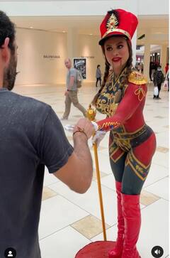 મૉડલ અચાનક આખેઆખી નગ્ન થઇને પહોંચી ગઇ શૉપિંગ મૉલમાં, ને પછી પુરુષો સાથે શું કર્યુ તો ગાર્ડે ધક્કા મારીને બહાર કાઢી મુકી, તસવીરો..........