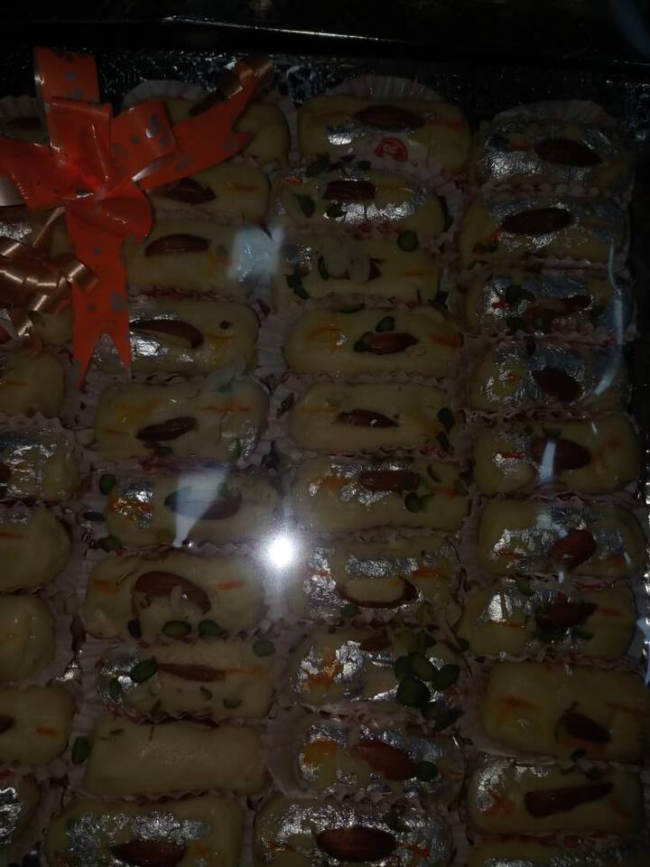 दुकान के मालिक कैलाश वर्मा ने डिस्प्ले में दिख रही मिठाइयों के अलावा भी अन्य तरह की मिठाइयां सप्लाई किये जाने और मिठाइयों के नाम बताये जिनमें खमण ढोकला, दाल कचौड़ी, मूंग और गाजर का हलवा शामिल है.