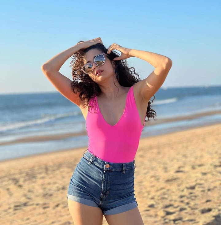 मिथिला पालकर एक अभिनेत्री म्हणून प्रेक्षकांच्या पसंतीस येत आहे. युट्युबर म्हणून सुरू झालेल्या प्रवासाने आता एक नवी उंची गाठलेली आहे. (Photo:@mipalkarofficial/IG)