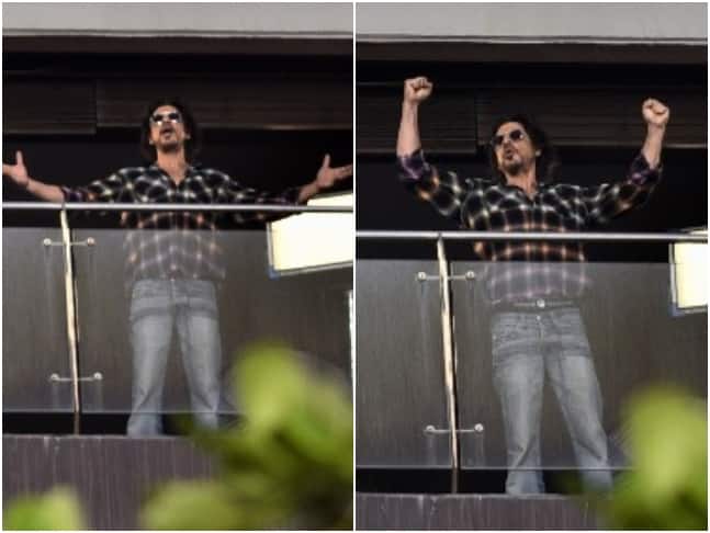 Shah Rukh Khan spotted the first time after Aryan Khan drugs case at mannat balcony greets fans watch video Shah Rukh Khan Video: बेटे Aryan Khan के केस के बाद पहली बाद दिखे शाहरुख खान, घर की बालकनी से फैंस को हिलाया हाथ