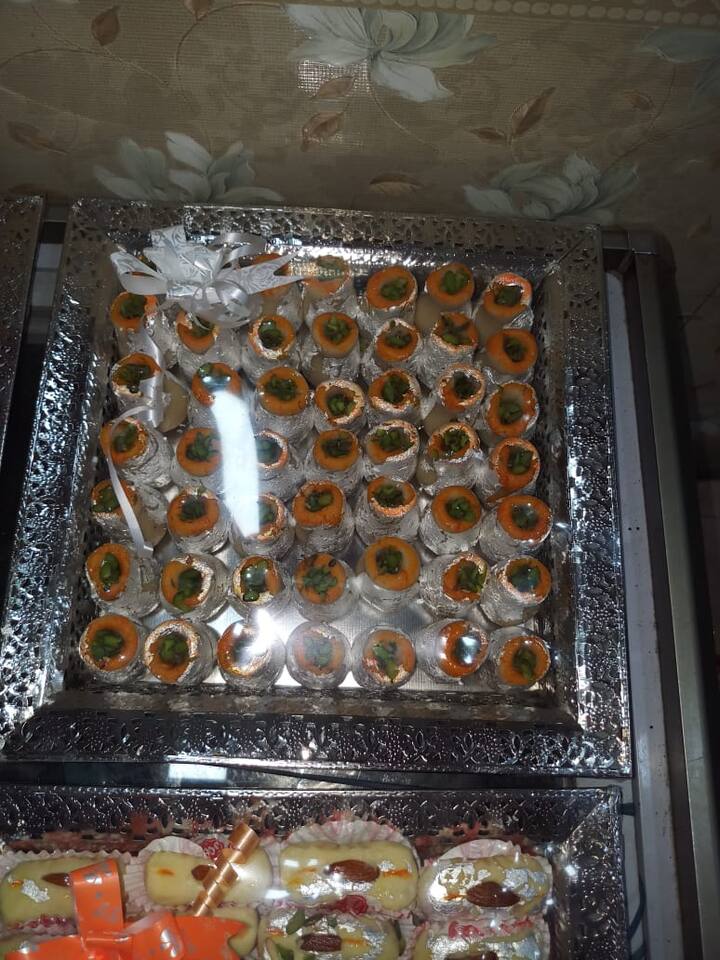 इस दुकान के मालिक कैलाश शर्मा ने एबीपी न्यूज़ से खास बातचीत करते हुए मिठाइयों के नाम सहित बताया कि शादी में उनके यहां से क्या क्या पहुंचाया जा रहा है.