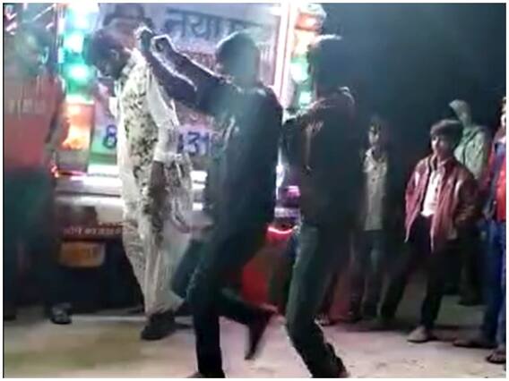Rajsamand News: छोटे भाई और दो बहनों की बिंदोली में नाच रहा था युवक, अचानक मातम में बदला शादी समारोह Rajsamand News: छोटे भाई और दो बहनों की बिंदोली में नाच रहा था युवक, अचानक मातम में बदला शादी समारोह