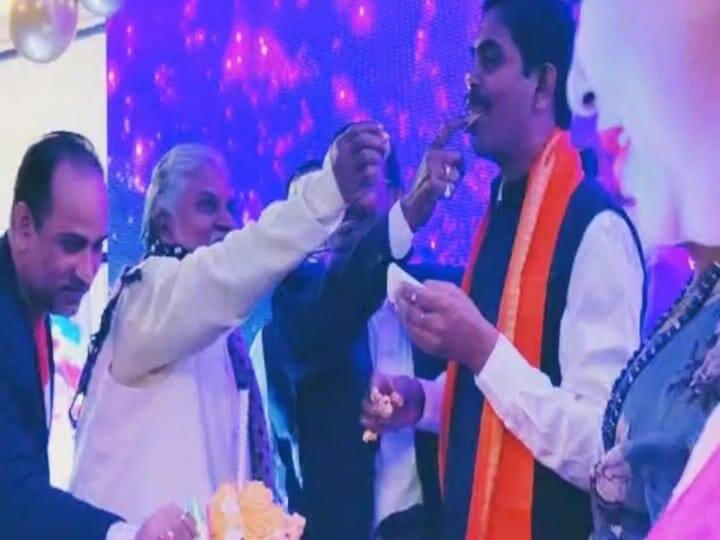 ऐसा ही हुआ सोमवार को बिहार राजधानी पटना के एक नामी होटल में आयोजित बर्थडे पार्टी में प्रदेश के पंचायती राज मंत्री सम्राट चौधरी शामिल हुए.