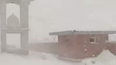 सफेद चादर से ढका Jammu और Kashmir का Gulmarg, मैदानों में बढ़ी ठंड