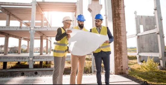 Construction Managers ਇਕ ਕਾਂਸਟ੍ਰਰਾਕਸ਼ਨ ਬਣਨਾ ਇਕ ਦਿਲਚਸਪ ਨੌਕਰੀ ਹੋ ਸਕਦੀ ਹੈ ਕਿਉਂਕਿ ਇਸ ਵਿਚ ਇਕ ਕਲਾਇੰਟ ਦੀਆਂ ਮੰਗਾਂ ਦੇ ਅਨੁਸਾਰ ਇਕ ਇਮਾਰਤ ਦੇ ਡਿਜ਼ਾਈਨ ਅਤੇ ਨਿਰਮਾਣ ਦੀ ਨਿਗਰਾਨੀ ਕਰਨਾ ਸ਼ਾਮਲ ਹੁੰਦਾ ਹੈ। ਤੁਹਾਨੂੰ ਇਸ ਨੌਕਰੀ ਦੀ ਚੋਣ ਕਰਨ ਅਤੇ 10 ਤੋਂ 15 ਲੱਖ ਰੁਪਏ ਸਾਲਾਨਾ ਤਕ ਕਮਾਉਣ ਲਈ ਸਿਰਫ਼ ਬੈਚਲਰ ਡਿਗਰੀ ਦੀ ਲੋੜ ਹੈ।