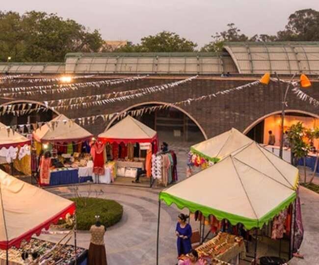 नए साल में अगर आप में से कोई कलरफुल और कल्चरल प्रोग्राम देखने का शौक रखते हैं तो, तो दिल्ली हाट आपके लिए परफेक्ट जगह है.