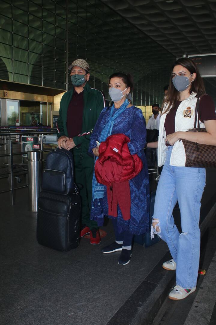 इस दौरान हर किसी ने चेहरे को मास्क से कवर किया हुआ है.