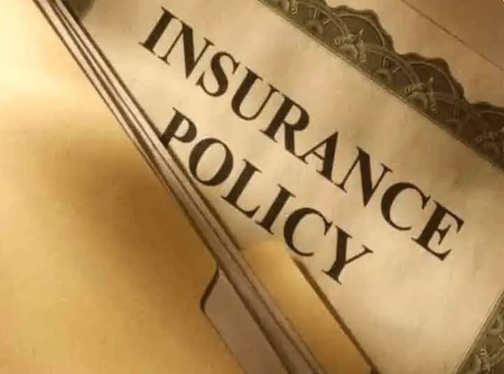 EDLI scheme benefits: ট্যুইটারে বলা হয়েছে, আপনার যদি Employees Provident Fund Organization (EPFO)-তে অ্যাকাউন্ট থাকে তবে পেতে পারেন এই সুবিধা। এর জন্য আলাদা কিছু করতে হবে না আপনাকে। কেবল অ্যাকাউন্ট থাকার জন্য ৭ লক্ষ টাকা পর্যন্ত পেতে পারেন ইপিএফও সদস্য। মৃত্যুর পর EPFO সদস্যদের নমিনি দাবি করতে পারেন এই টাকা। তবে কেবল সরকারি কর্মচারীরাই নন বেসরকারি কর্মীরাও এই ইনস্যুরেন্স কভার পেতে পারেন।