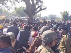 Jharkhnad: एकलव्य विद्यालय के विरोध में ग्रामीणों और पुलिस के बीच हुआ टकराव, करीब एक दर्जन लोग हुए घायल