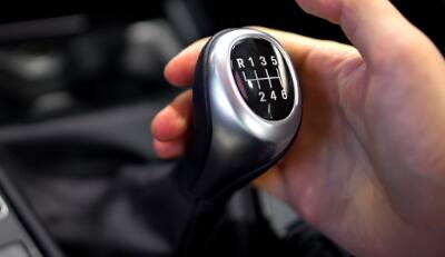 ਹੁਣ ਦੇਸ਼ ਵਿੱਚ ਆਟੋਮੈਟਿਕ ਕਾਰਾਂ ਪਸੰਦ ਕੀਤੀਆਂ ਜਾਣ ਲੱਗੀਆਂ ਹਨ, ਪਰ ਅਜੇ ਵੀ ਮੈਨੂਅਲ ਗਿਅਰਬਾਕਸ ਵਾਲੀ ਕਾਰਾਂ ਦੀ ਗਿਣਤੀ ਬਹੁਤ ਜ਼ਿਆਦਾ ਹੈ। ਅਜਿਹੇ ਮੈਨੂਅਲ ਕਾਰਾਂ ਚਲਾਉਣ ਵਾਲੇ ਲੋਕ ਕੁਝ ਗਲਤੀਆਂ ਕਰਦੇ ਹਨ।