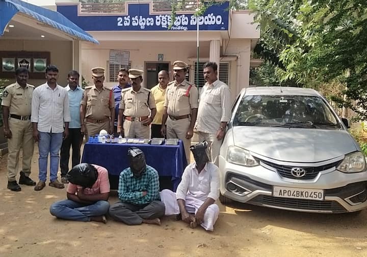 Police crackdown on black currency gang in Guntakallu Anantapuram : ఒక ఒరిజినల్ నోట్‌కు నాలుగు బ్లాక్‌ కరెన్సీ నోట్లు.. గుంతకల్లో దందా గుట్టు రట్టు