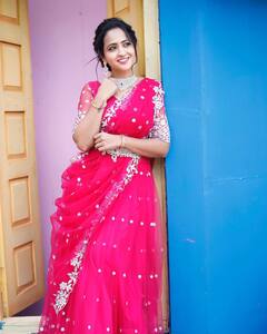 Lasya Manjunath Photos:  నిండుగా విచ్చుకున్న గులాబీ పువ్వులా... లాస్య