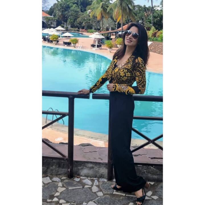 स्मिताने नुकतेचे तिचे काही फोटो सोशल मीडियावर शेअर केले आहेत. अनेकदा स्मिता तिचे हॉट तसेच पारंपारिक कपड्यांमधील फोटोज सोशल नेटवर्किंगवरुन शेअर करत असते.(photo: smita.gondkar/ig)