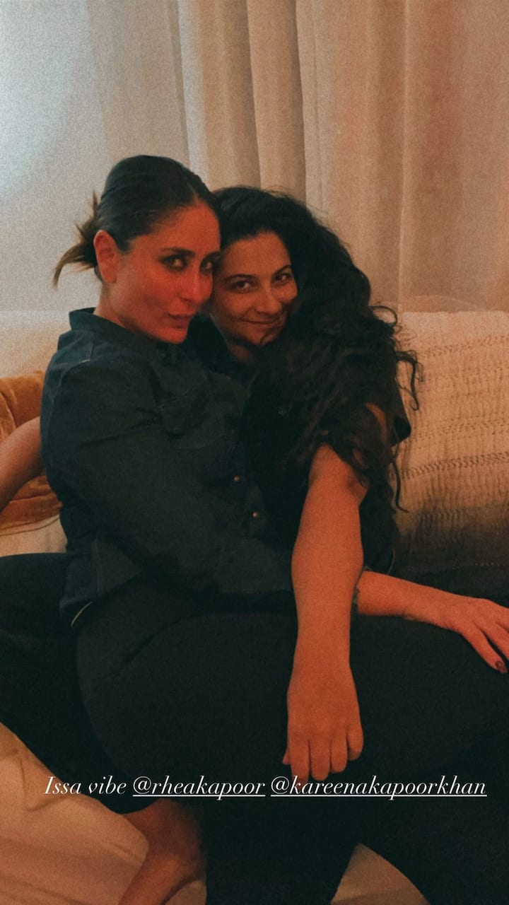 इस तस्वीर में आप करीना कपूर और रिया कपूर को मस्ती में डूबे देख सकते हैं. बता दें कि करीना कपूर ने रिया कपूर की फिल्म वीरे दी वेडिंग में काम किया है.