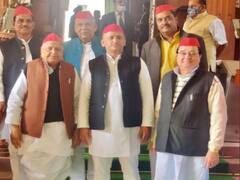 लाल टोपी की लड़ाई संसद तक आई, सपा सांसद लाल टोपी में पहुंचे पार्लियामेंट, अखिलेश यादव ने कही ये बात